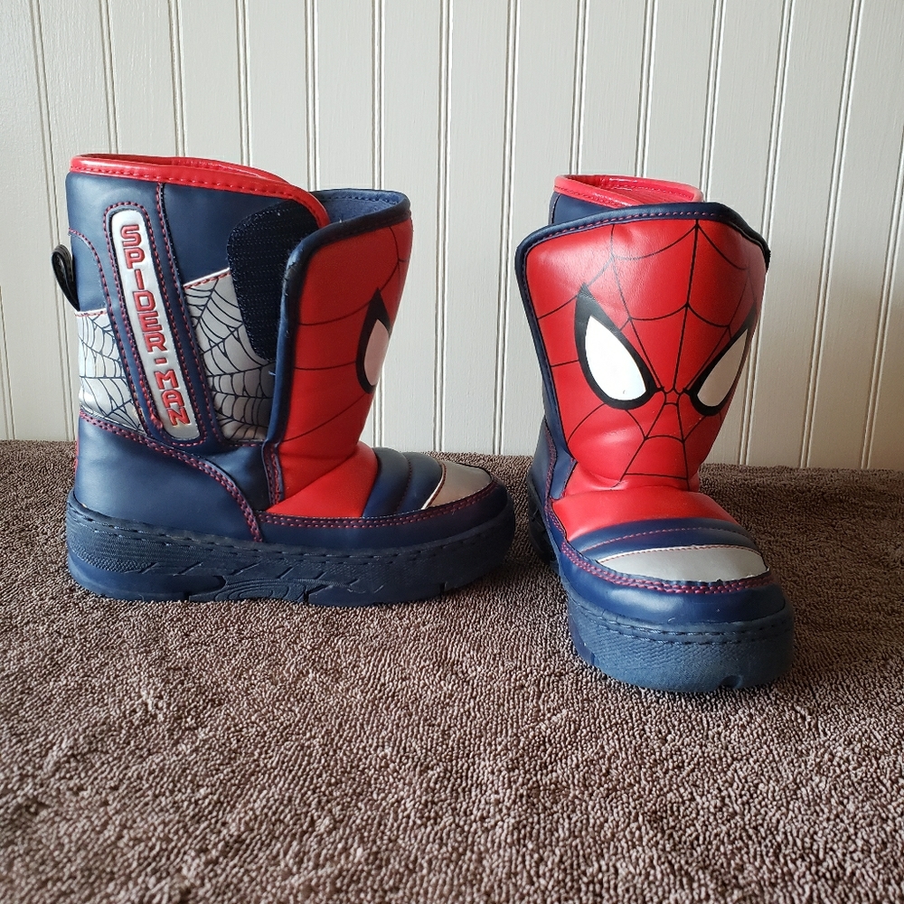 Little kid snow boots size 11.